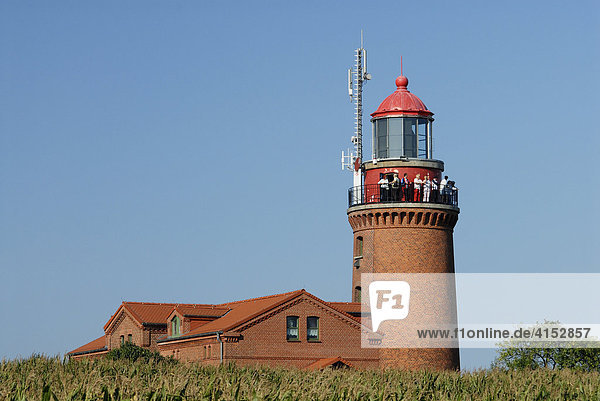 Touristen geniessen die Aussicht vom alten Leuchtturm in Bastorf bei Kühlungsborn  Mecklenburg-Vorpommern  Deutschland