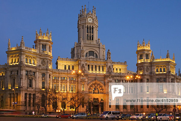 Palacio de Comunicaciones  ehemaliges Hauptpostamt von Madrid an der Plaza Cibeles am Abend  Madrid  Spain