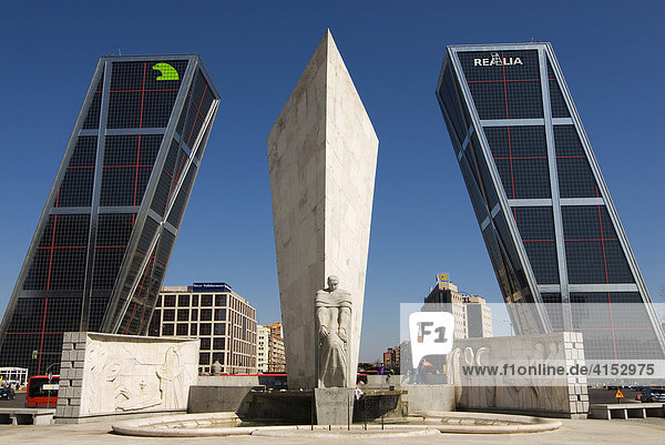 Denkmal für Jose Calvo Sotelo vor den schiefen Türmen der Puerta de Europa an der Plaza Castilla  Madrid  Spanien