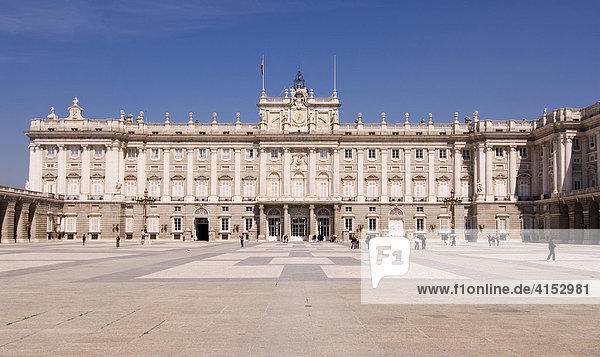 Plaza de Armas und Eingang zum Thronsaal des Palacio Real  Madrid  Spanien