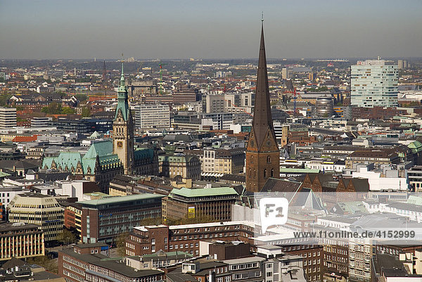 Luftbild  Blick über die Hamburger Innenstadt mit St. Jabobi Kirche und Hamburger Rathaus  Hamburg  Deutschland