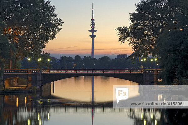 Schwanenwikbrücke an der Alster und Fernsehturm in der Abenddämmerung Hamburg Deutschland
