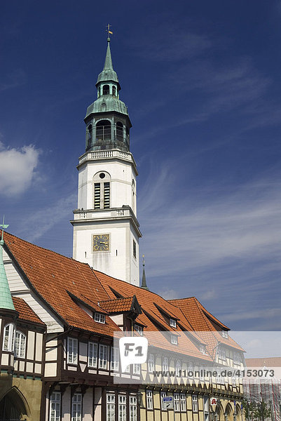 Der Turm der Stadtkirche überragt die Fachwerkhäuser der Altstadt von Celle  Niedersachsen  Deutschland