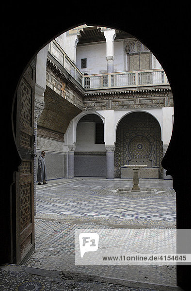 Wächter eines unbewohnten Palastes im ehemaligen Harem  Fes  Marokko