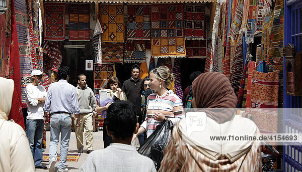 Touristen in Gasse vor einem Teppichladen  Essaouira  Marokko