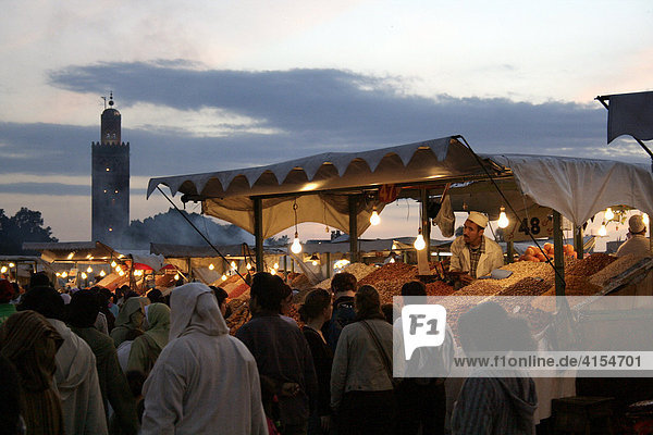 Marktstand auf dem Platz Djamaa el-Fna  Marrakesch  Marokko