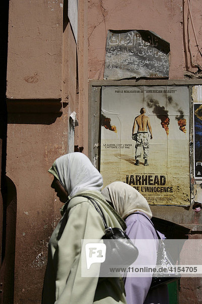 Frauen mit Kopftuch vor Jarhead-Filmplakat  Marrakesch  Marokko