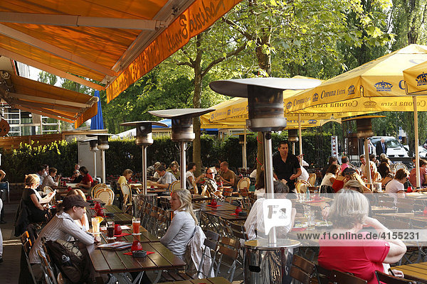 Restaurant-Terrasse in Leopoldstaße  Heizpilze  Schwabing  München  Oberbayern  Bayern  Deutschland  Europa