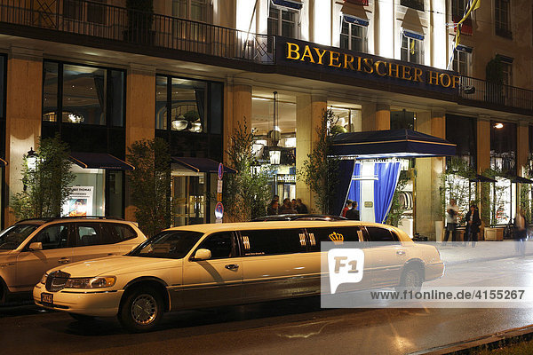 Stretchlimousine  Stretch-Limousine vor Hotel Bayerischer Hof am Promenadeplatz  München  Bayern  Deutschland  Europa