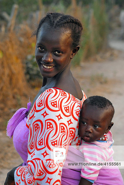 Junge Mutter mit ihrem Kind auf dem Rücken  Tanji  Gambia  Afrika