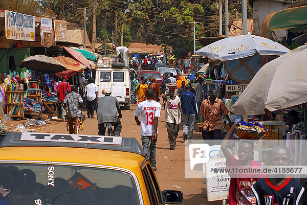 Straßenszene in Serekunda  The Gambia  Afrika