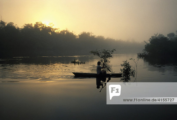 Fischer im Río Amazonas Bundesstaat Amazonas Brasilien Südamerika