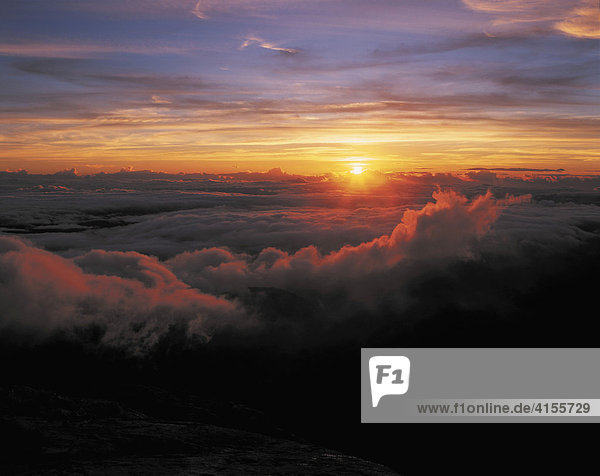 Sonnenaufgang vom Pico de Bandeira aus gesehen Nationalpark Alto Caparaó Bundesstaat Minas Gerais Brasilien Südamerika