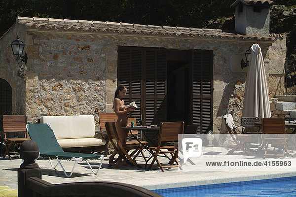 Poolhaus mit nackter  jungen Frau beim Lesen  Mallorca  Spanien