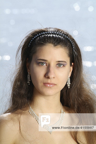 Portrait einer jungen Frau in festlicher Abendgarderobe