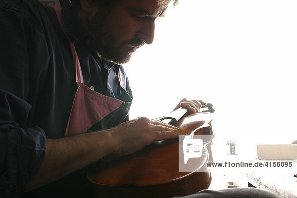 Geigenbauer bei der Reparatur einer Geige