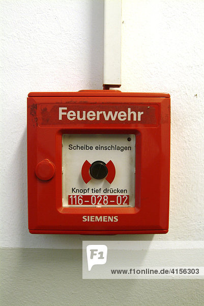 Feuermelder: Feuerwehr. Rot auf Industriewand