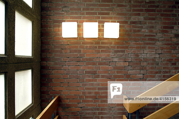 Drei Leuchten leuchten im Treppenhaus