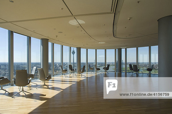 Platz an der Sonne mit Düsseldorfer Fernmeldeturm Düsseldorf Nordrhein-Westfalen Deutschland