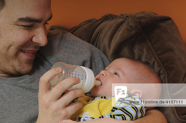 Vater gibt Baby ein Fläschchen Milch zu trinken