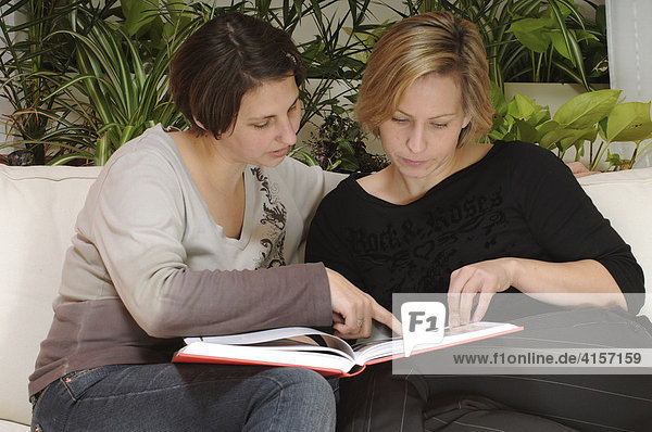 Zwei Frauen lesen ein Buch