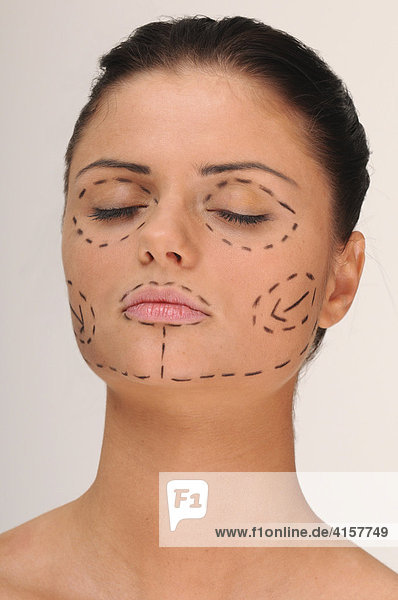 Portrait junge Frau vor Schönheitsoperation  Gesicht mit Zeichnung für Operation  Linien  geschlossene Augen  träumen