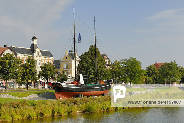 Cuxhaven - Museumsschiff im Stadtpark - Niedersachsen  Deutschland  Europa.