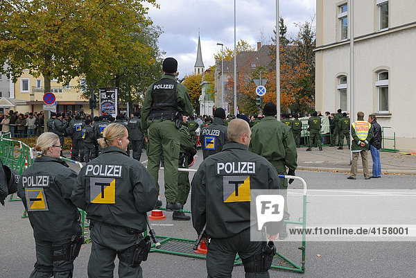 Polizisten sichern eine Demonstration - Singen  Landkreis Konstanz  Baden-Württemberg  Deutschland  Europa.