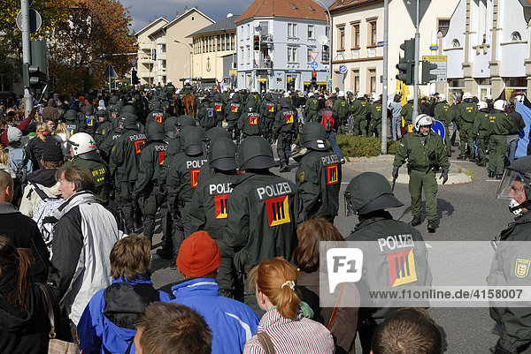 Polizisten sichern eine Demonstration - Singen Landkreis Konstanz Deutschland Europa.