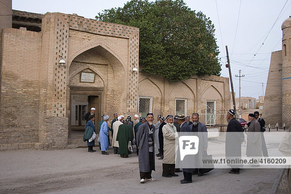 Alte Männer nach dem Gebet  Chiwa  Usbekistan