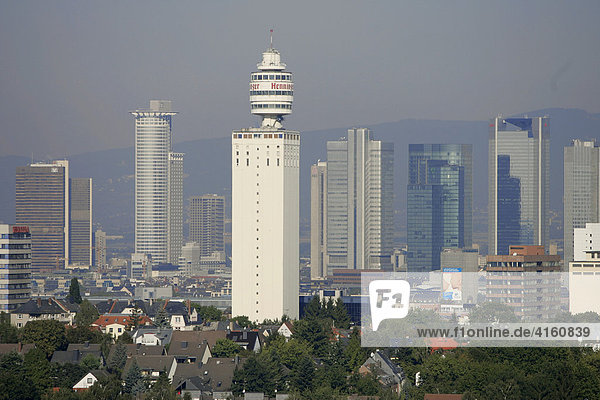 Skyline von Frankfurt am Main mit dem Henninger Turm  Frankfurt  Hessen  Deutschland