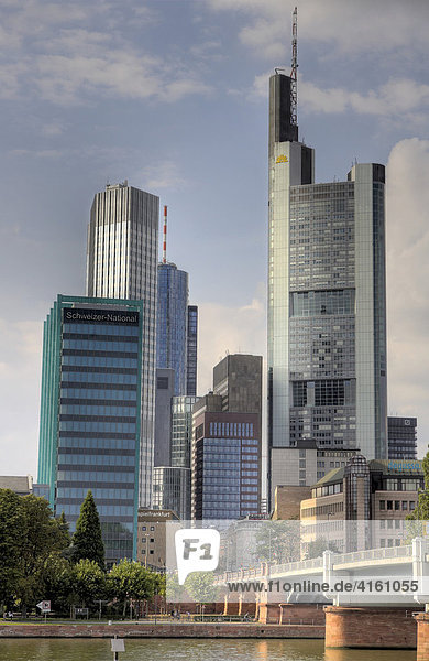Skyline mit Untermainbrücke  Untermainkai und Banken  Frankfurt  Hessen  Deutschland