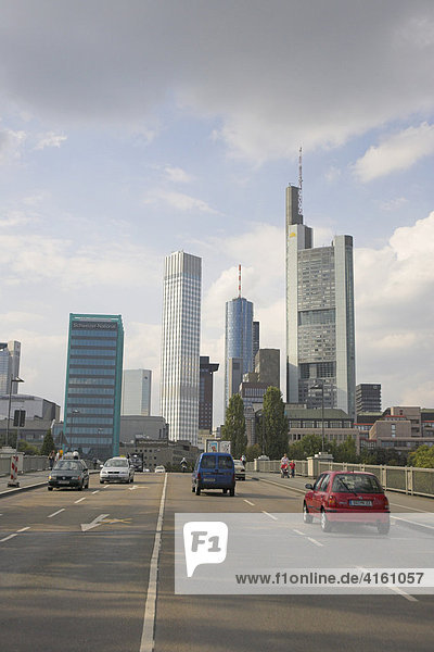 Skyline mit Untermainbrücke  Untermainkai und Banken  Frankfurt  Hessen  Deutschland