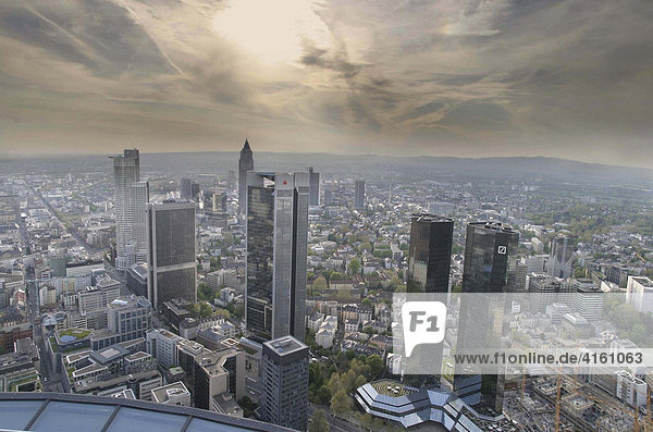 Die Zwillingstuerme der Deutschen Bank im Nebel  Frankfurt  Hessen  Deutschland