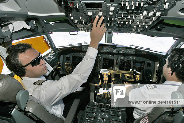 Blick ins Cockpit einer Boeing 737-400