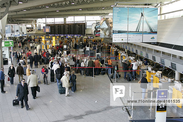 Passagiere in der Abflughalle  Flughafen  Frankfurt  Hessen  Deutschland