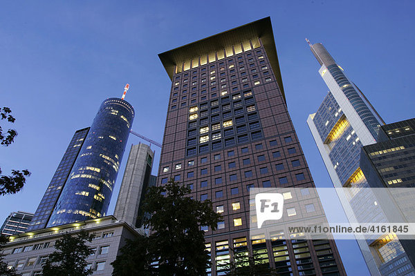 Das Japan-Center  links die Hessische Landesbank mit dem Fernsehstudio -Maintower - des Hessischen Rundfunks  rechts die Commerzbank  Frankfurt  Hessen  Deutschland.