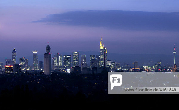 Skyline von Frankfurt am Main im Abendlicht  Frankfurt  Hessen  Deutschland.