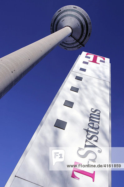 Der Fernsehturm - Ginnheimer Spargel -   334  95 Meter hoch und das Firmenschild von T-Systems  Frankfurt  Hessen  Deutschland.