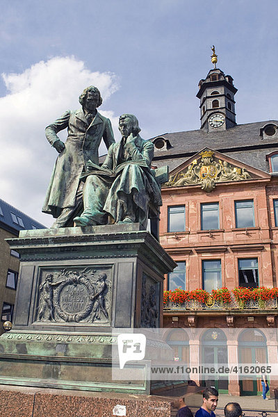 Auf dem Hanauer Marktplatz steht das Nationaldenkmal der Brüder Grimm  direkt vor dem Neustädter Rathaus  Hanau  Hessen  Deutschland.
