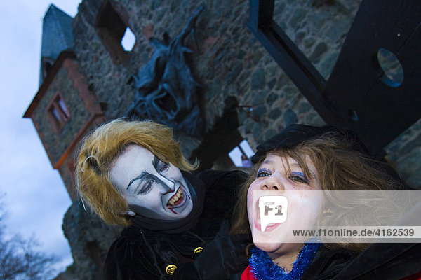 Traditionelles Halloween Spektakel auf der Burg Frankenstein. Ein Vampir erschreckt ein kleines Mädchen  Burg Frankenstein  Hessen  Deutschland