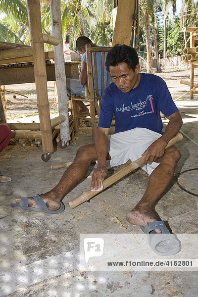 In einer Möbelfabrik wird Bambus verarbeitet  Negros  Philippinen  Asien