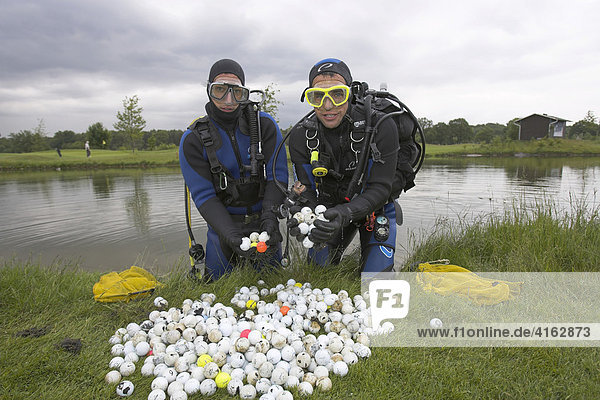 Divers harvesting golf balls from a lake at a golf course to sell them on eBay  Moerfelden  Hesse  Germany  Europe