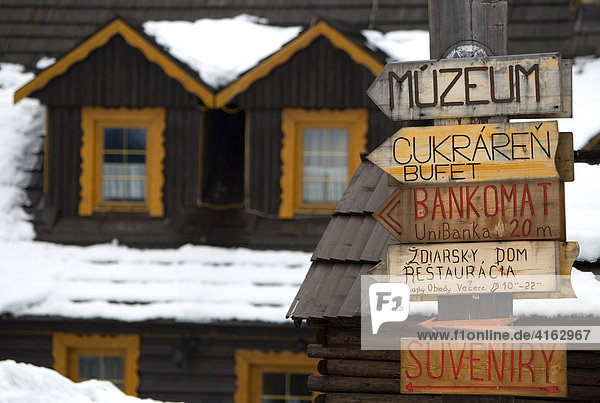 Traditionell bunt bemalte Häuser in der Hohen Tatra im Feriendorf Zdiar  Slowakei  Europa