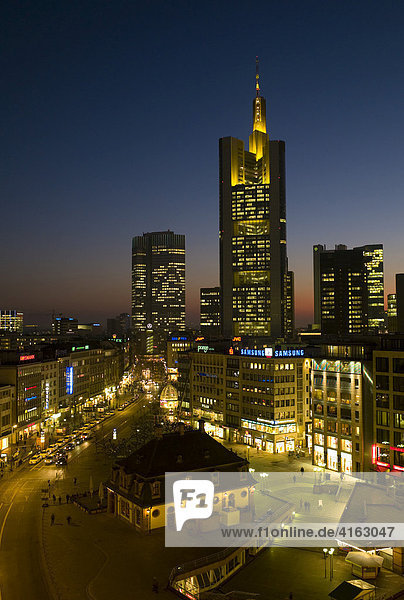 Die Frankfurter Skyline im Abendlicht an der Hauptwache mit den Banken  Hessen  Deutschland  Europa