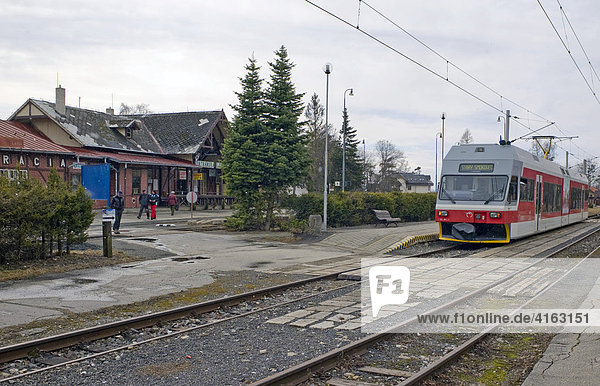 Bahnhof in Tatranska Lomnica mit Tatra Bahn  Slowakei