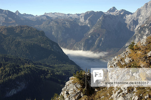 Der Königsee im Nationalpark Berchtesgaden  bedeckt vom Bodennebel  gesehen vom Aussichtspunkt des Jenner