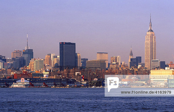 New York  USA  Blick von Jersey City auf Manhattan