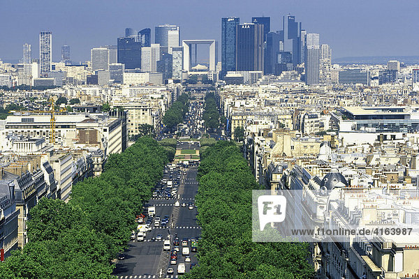 Paris  Blick vom Triumphbogen über die Avenue de la Grande Armee nach La Defense