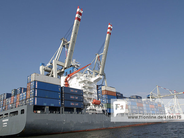 Containerschiff im Hamburger Hafen  Deutschland